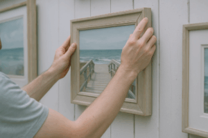 how do galleries hang paintings arcahexchibto